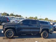 ✅ 2025 Toyota Tacoma SR5 • VIN: 3TMKB5FN4SM038558 • Лот: 43377593. Опубликован ранее на IAAI с пробегом 4 150 миль. Бесплатный доступ к архиву аукционных продаж из США и подробный отчёт об истории автомобиля на DreamBid. Изображение 14.