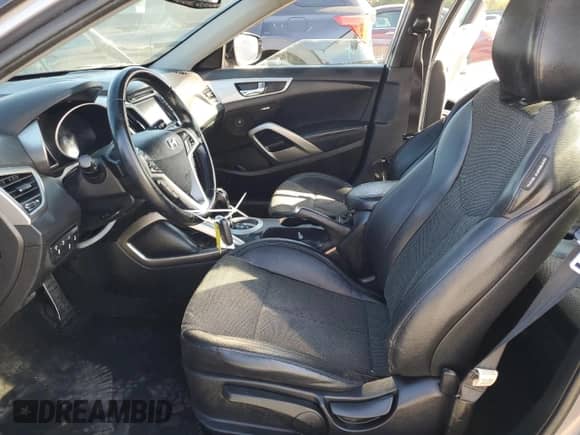 2015 Hyundai Veloster z VIN KMHTC6AD0FU221104, wystawiony jako Copart lot #75229514 z przebiegiem 136 469 mil mil oraz Czysty tytuł • Clean title. Historia ofert i sprzedaży dostępna na DreamBid. Obrazek 7.