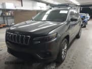✅ 2019 Jeep Cherokee Latitude Plus • VIN: 1C4PJMLB0KD254058 • Lot: 43722511. Wystawiony na IAAI z przebiegiem 129 093 mil. Bezpłatny archiwum sprzedaży aukcyjnych z USA i szczegółowy raport historii pojazdu na DreamBid. Zdjęcie 2.