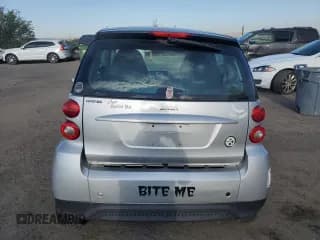 ✅ 2015 Smart fortwo Passion • VIN: WMEEJ3BA5FK804965 • Lot: 70965094. Wystawiony na Copart z przebiegiem 25 699 mil. Bezpłatny archiwum sprzedaży aukcyjnych z USA i szczegółowy raport historii pojazdu na DreamBid. Zdjęcie 6.