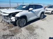 ✅ 2023 Toyota Highlander XLE • VIN: 5TDKDRBH3PS037913 • Лот: 43462166. Опубликован ранее на IAAI с пробегом 28 201 миль. Бесплатный доступ к архиву аукционных продаж из США и подробный отчёт об истории автомобиля на DreamBid. Изображение 2.