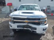 ✅ 2019 Chevrolet Silverado 2500HD High Country • VIN: 1GC1KUEY5KF212610 • Lot: 43516033. Wystawiony na IAAI z przebiegiem 170 238 mil. Bezpłatny archiwum sprzedaży aukcyjnych z USA i szczegółowy raport historii pojazdu na DreamBid. Zdjęcie 13.