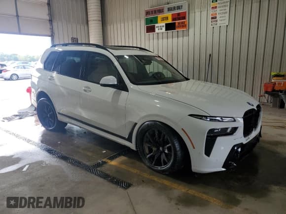 ✅ 2024 BMW X7 xDrive40i • VIN: 5UX23EM03R9V93674 • Lot: 82150015. Wystawiony na Copart z przebiegiem Nie podano. Bezpłatny archiwum sprzedaży aukcyjnych z USA i szczegółowy raport historii pojazdu na DreamBid. Zdjęcie 4.