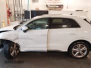 ✅ 2020 Audi Q3 S line Premium • VIN: WA1DECF34L1012506 • Lot: 43577869. Wystawiony na IAAI z przebiegiem 44 142 mil. Bezpłatny archiwum sprzedaży aukcyjnych z USA i szczegółowy raport historii pojazdu na DreamBid. Zdjęcie 14.