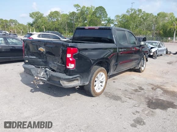 ✅ 2022 Chevrolet Silverado 1500 Custom • VIN: 3GCPYBEK5NG176980 • Lot: 41860805. Wystawiony na IAAI z przebiegiem 104 807 mil. Bezpłatny archiwum sprzedaży aukcyjnych z USA i szczegółowy raport historii pojazdu na DreamBid. Zdjęcie 4.