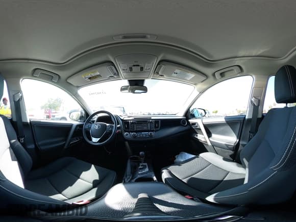 ✅ 2018 Toyota RAV4 XLE • VIN: 2T3RFREV4JW743546 • Lot: 42302901. Wystawiony na IAAI z przebiegiem 105 067 mil. Bezpłatny archiwum sprzedaży aukcyjnych z USA i szczegółowy raport historii pojazdu na DreamBid. Zdjęcie 19.