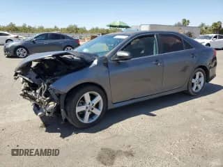 2014 Toyota Camry L z VIN 4T1BF1FK0EU379616, wystawiony jako Copart lot #69282625 z przebiegiem 231 177 mil mil oraz Szkoda całkowita • Salvage title. Historia ofert i sprzedaży dostępna na DreamBid. Obrazek 1.