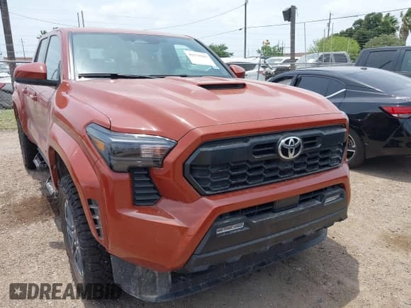 ✅ 2025 Toyota Tacoma SR • VIN: 3TMLB5JN1SM101031 • Лот: 42178182. Опубликован ранее на IAAI с пробегом 676 миль. Бесплатный доступ к архиву аукционных продаж из США и подробный отчёт об истории автомобиля на DreamBid. Изображение 1.