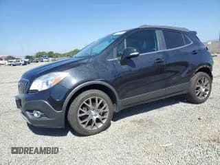 ✅ 2016 Buick Encore Sport Touring • VIN: KL4CJ2SM6GB561429 • Лот: 85341985. Опубликован ранее на Copart с пробегом 153 757 миль. Бесплатный доступ к архиву аукционных продаж из США и подробный отчёт об истории автомобиля на DreamBid. Изображение 1.