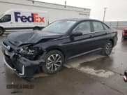 ✅ 2025 Volkswagen Jetta S • VIN: 3VW5X7BU5SM051520 • Лот: 82008215. Опубликован ранее на Copart с пробегом 16 330 миль. Бесплатный доступ к архиву аукционных продаж из США и подробный отчёт об истории автомобиля на DreamBid. Изображение 1.
