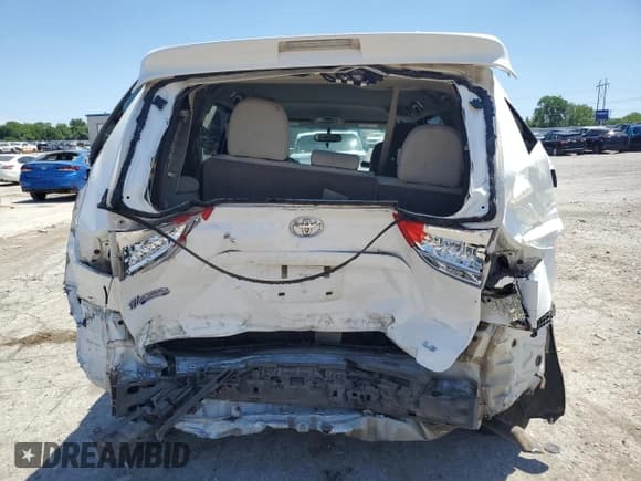 ✅ 2014 Toyota Sienna LE AAS • VIN: 5TDKK3DC5ES493896 • Lot: 56590235. Listed on Copart with 201,357 mi. Free auction sales archive from the USA and detailed vehicle history report at DreamBid. Image 6.