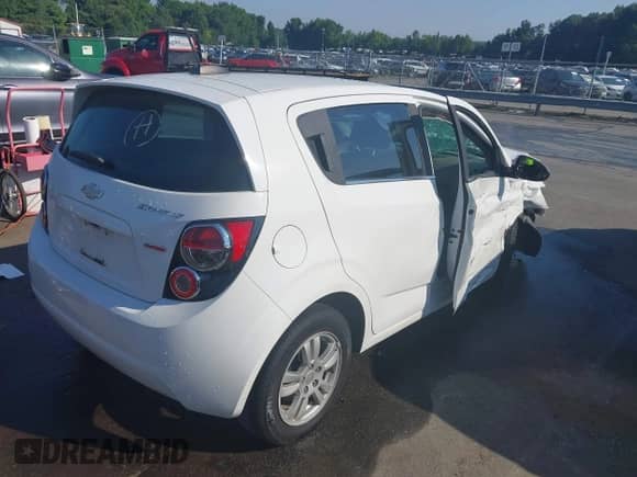 2015 Chevrolet Sonic LT z VIN 1G1JC6SB8F4201796, wystawiony jako IAAI lot #42801612 z przebiegiem 209 607 mil mil oraz . Historia ofert i sprzedaży dostępna na DreamBid. Obrazek 4.
