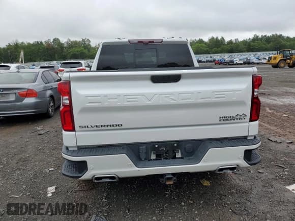 ✅ 2021 Chevrolet Silverado 1500 High Country • VIN: 1GCUYHET6MZ293500 • Lot: 66475034. Wystawiony na Copart z przebiegiem 17 699 mil. Bezpłatny archiwum sprzedaży aukcyjnych z USA i szczegółowy raport historii pojazdu na DreamBid. Zdjęcie 6.