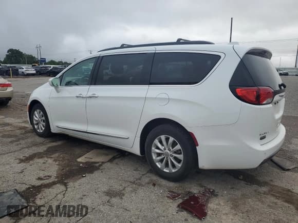 ✅ 2017 Chrysler Pacifica Touring L • VIN: 2C4RC1BG1HR702473 • Лот: 57705575. Опубликован ранее на Copart с пробегом 152 445 миль. Бесплатный доступ к архиву аукционных продаж из США и подробный отчёт об истории автомобиля на DreamBid. Изображение 2.