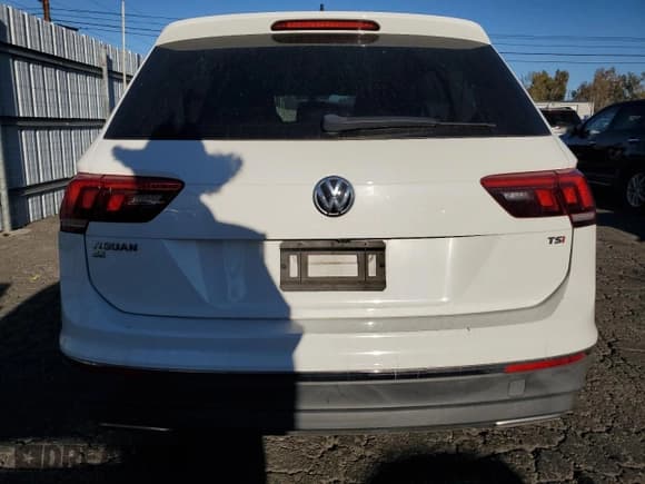 ✅ 2018 Volkswagen Tiguan SEL • VIN: 3VV3B7AX2JM214581 • Lot: 90683545. Listed on Copart with 97,979 mi. Free auction sales archive from the USA and detailed vehicle history report at DreamBid. Image 6.