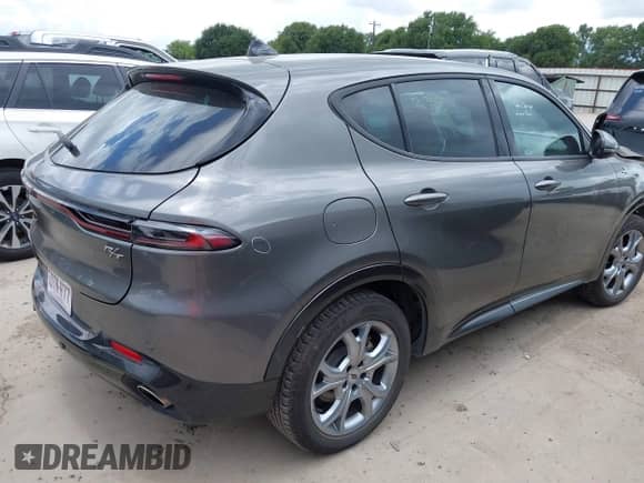 2024 Dodge Hornet R/T z VIN ZACPDFCW1R3A25865, wystawiony jako IAAI lot #42697510 z przebiegiem 27 455 mil mil oraz . Historia ofert i sprzedaży dostępna na DreamBid. Obrazek 4.