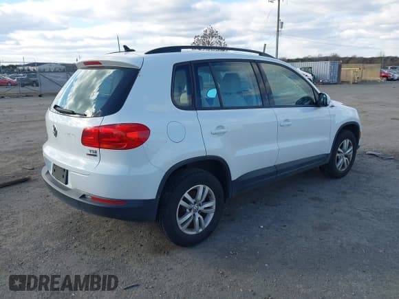 ✅ 2017 Volkswagen Tiguan S • VIN: WVGBV7AX7HK000183 • Lot: 43803104. Wystawiony na IAAI z przebiegiem 94 265 mil. Bezpłatny archiwum sprzedaży aukcyjnych z USA i szczegółowy raport historii pojazdu na DreamBid. Zdjęcie 4.