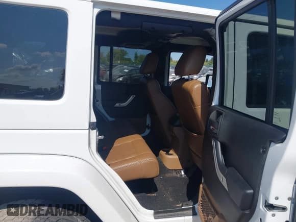 ✅ 2011 Jeep Wrangler Unlimited Sahara • VIN: 1J4BA5H15BL576551 • Lot: 43199609. Wystawiony na IAAI z przebiegiem 214 688 mil. Bezpłatny archiwum sprzedaży aukcyjnych z USA i szczegółowy raport historii pojazdu na DreamBid. Zdjęcie 8.
