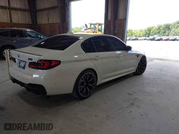 ✅ 2023 BMW M5 • VIN: WBS83CH00PCL75372 • Lot: 42670038. Wystawiony na IAAI z przebiegiem 10 614 mil. Bezpłatny archiwum sprzedaży aukcyjnych z USA i szczegółowy raport historii pojazdu na DreamBid. Zdjęcie 4.