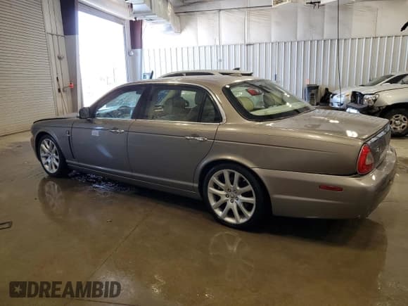 ✅ 2008 Jaguar XJ 8 LWB • VIN: SAJWA79BX8SH28580 • Лот: 53297425. Опубликован ранее на Copart с пробегом 111 664 миль. Бесплатный доступ к архиву аукционных продаж из США и подробный отчёт об истории автомобиля на DreamBid. Изображение 2.