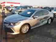 2023 Toyota Camry LE z VIN 4T1C11AK4PU147534, wystawiony jako IAAI lot #43337127 z przebiegiem 11 969 mil mil oraz . Historia ofert i sprzedaży dostępna na DreamBid. Obrazek 19.