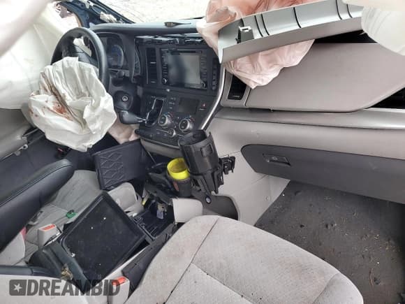 ✅ 2019 Toyota Sienna LE Auto Access Seat • VIN: 5TDKZ3DC5KS001701 • Lot: 61784365. Listed on Copart with Not provided. Free auction sales archive from the USA and detailed vehicle history report at DreamBid. Image 8.