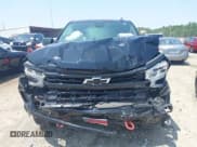 ✅ 2022 Chevrolet Silverado 1500 LT Trail Boss • VIN: 3GCUDFEDXNG683090 • Lot: 42410056. Wystawiony na IAAI z przebiegiem 62 524 mil. Bezpłatny archiwum sprzedaży aukcyjnych z USA i szczegółowy raport historii pojazdu na DreamBid. Zdjęcie 12.