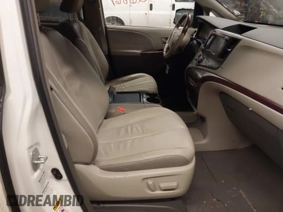 ✅ 2011 Toyota Sienna XLE • VIN: 5TDDK3DC0BS005250 • Lot: 41526861. Listed on IAAI with 145,466 mi. Free auction sales archive from the USA and detailed vehicle history report at DreamBid. Image 5.