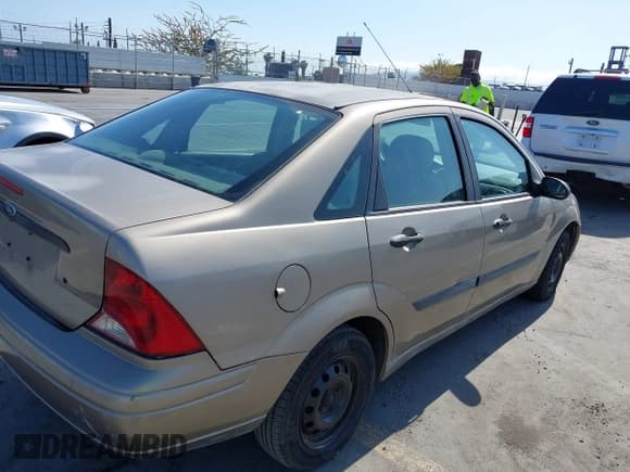 ✅ 2004 Ford Focus LX • VIN: 1FAFP33Z24W149701 • Lot: 42360188. Wystawiony na IAAI z przebiegiem 152 415 mil. Bezpłatny archiwum sprzedaży aukcyjnych z USA i szczegółowy raport historii pojazdu na DreamBid. Zdjęcie 6.