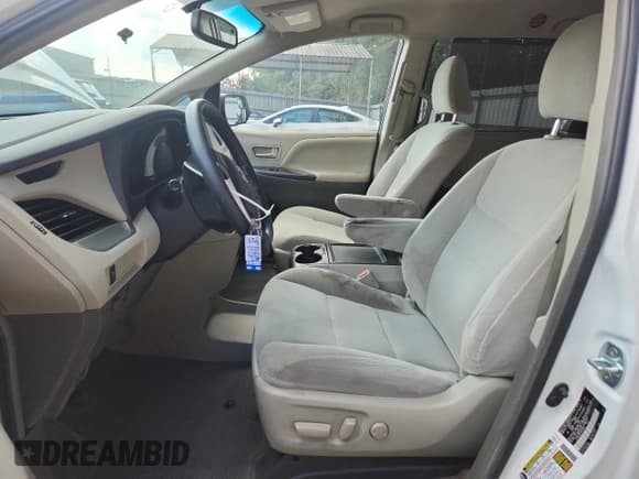 ✅ 2017 Toyota Sienna LE Auto Access Seat • VIN: 5TDKZ3DC7HS781600 • Lot: 70770895. Wystawiony na Copart z przebiegiem 146 070 mil. Bezpłatny archiwum sprzedaży aukcyjnych z USA i szczegółowy raport historii pojazdu na DreamBid. Zdjęcie 7.