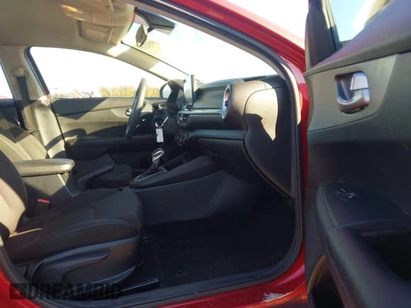 ✅ 2021 Kia Forte LXS • VIN: 3KPF24AD0ME269884 • Lot: 43532117. Wystawiony na IAAI z przebiegiem 111 361 mil. Bezpłatny archiwum sprzedaży aukcyjnych z USA i szczegółowy raport historii pojazdu na DreamBid. Zdjęcie 5.