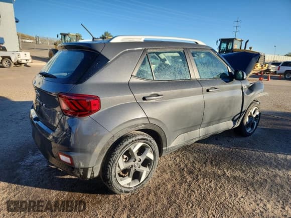 ✅ 2024 Hyundai Venue SEL • VIN: KMHRC8A39RU279939 • Lot: 90418435. Wystawiony na Copart z przebiegiem 47 085 mil. Bezpłatny archiwum sprzedaży aukcyjnych z USA i szczegółowy raport historii pojazdu na DreamBid. Zdjęcie 3.