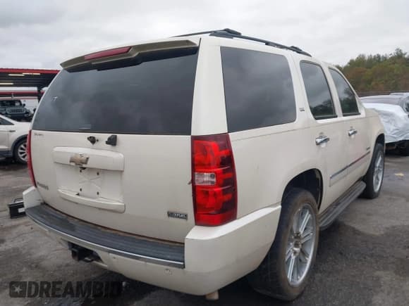 ✅ 2009 Chevrolet Tahoe LTZ • VIN: 1GNFC33089R294164 • Lot: 43839729. Wystawiony na IAAI z przebiegiem 253 292 mil. Bezpłatny archiwum sprzedaży aukcyjnych z USA i szczegółowy raport historii pojazdu na DreamBid. Zdjęcie 4.