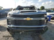 ✅ 2024 Chevrolet Silverado 2500HD Custom • VIN: 2GC4YMEY5R1248830 • Lot: 62823315. Wystawiony na Copart z przebiegiem 9 903 mil. Bezpłatny archiwum sprzedaży aukcyjnych z USA i szczegółowy raport historii pojazdu na DreamBid. Zdjęcie 5.