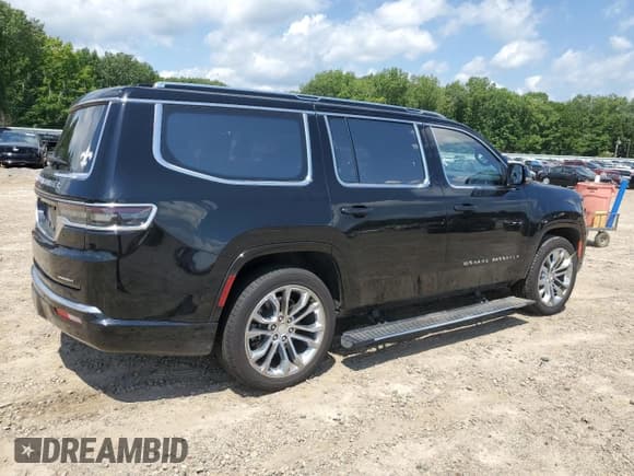 ✅ 2022 Jeep Grand Wagoneer Series II • VIN: 1C4SJVFJ5NS194152 • Lot: 64996304. Wystawiony na Copart z przebiegiem Nie podano. Bezpłatny archiwum sprzedaży aukcyjnych z USA i szczegółowy raport historii pojazdu na DreamBid. Zdjęcie 3.