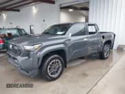 ✅ 2024 Toyota Tacoma SR5 • VIN: 3TMKB5FN8RM014421 • Lot: 41546765. Wystawiony na IAAI z przebiegiem 1 009 mil. Bezpłatny archiwum sprzedaży aukcyjnych z USA i szczegółowy raport historii pojazdu na DreamBid. Zdjęcie 2.