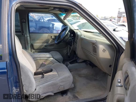 ✅ 2001 Chevrolet Blazer LS • VIN: 1GNCT18W51K144367 • Lot: 43553034. Listed on IAAI with 161,640 mi. Free auction sales archive from the USA and detailed vehicle history report at DreamBid. Image 5.