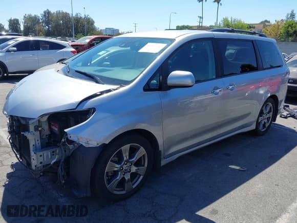 ✅ 2018 Toyota Sienna SE • VIN: 5TDXZ3DCXJS962511 • Lot: 43111836. Wystawiony na IAAI z przebiegiem 81 278 mil. Bezpłatny archiwum sprzedaży aukcyjnych z USA i szczegółowy raport historii pojazdu na DreamBid. Zdjęcie 23.