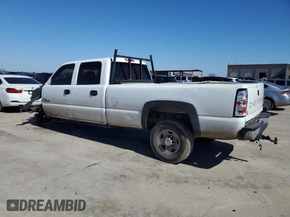 ✅ 2006 Chevrolet Silverado 2500HD LT1 • VIN: 1GCHC23D56F251980 • Лот: 46678505. Опубликован ранее на Copart с пробегом Не указан. Бесплатный доступ к архиву аукционных продаж из США и подробный отчёт об истории автомобиля на DreamBid. Изображение 2.