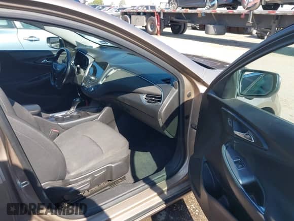 2018 Chevrolet Malibu LT z VIN 1G1ZD5ST7JF183128, wystawiony jako IAAI lot #42891573 z przebiegiem 137 547 mil mil oraz . Historia ofert i sprzedaży dostępna na DreamBid. Obrazek 5.