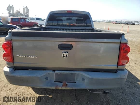 2005 Dodge Dakota ST z VIN 1D7HW22K65S204587, wystawiony jako Copart lot #74038824 z przebiegiem 176 919 mil mil oraz Szkoda całkowita • Salvage title. Historia ofert i sprzedaży dostępna na DreamBid. Obrazek 6.