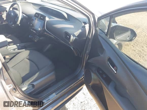 2022 Toyota Prius LE z VIN JTDL9MFU2N3034161, wystawiony jako IAAI lot #43081775 z przebiegiem 63 531 mil mil oraz . Historia ofert i sprzedaży dostępna na DreamBid. Obrazek 5.