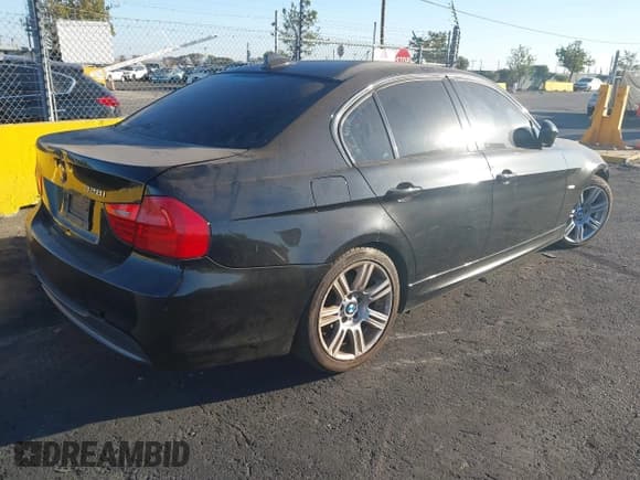 ✅ 2011 BMW 3 Series 328i • VIN: WBAPH5G51BNM73141 • Lot: 43497823. Wystawiony na IAAI z przebiegiem 158 496 mil. Bezpłatny archiwum sprzedaży aukcyjnych z USA i szczegółowy raport historii pojazdu na DreamBid. Zdjęcie 4.
