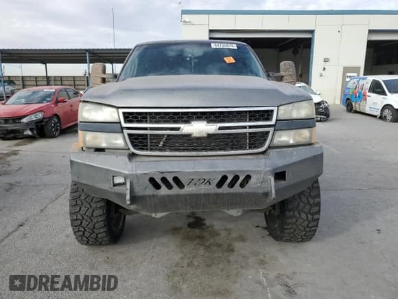 ✅ 2006 Chevrolet Silverado 2500HD LT1 • VIN: 1GCHK23D06F224317 • Lot: 84735874. Wystawiony na Copart z przebiegiem 200 346 mil. Bezpłatny archiwum sprzedaży aukcyjnych z USA i szczegółowy raport historii pojazdu na DreamBid. Zdjęcie 5.