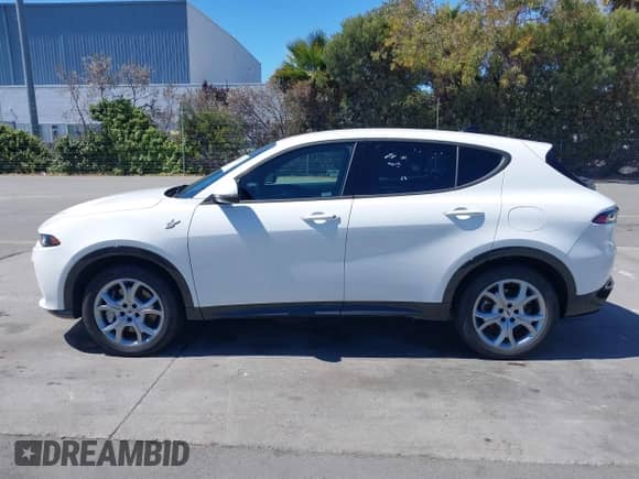 2024 Dodge Hornet R/T z VIN ZACPDFCW9R3A28545, wystawiony jako IAAI lot #42901439 z przebiegiem 23 660 mil mil oraz . Historia ofert i sprzedaży dostępna na DreamBid. Obrazek 14.