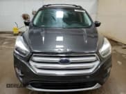 ✅ 2018 Ford Escape SE • VIN: 1FMCU9GD3JUA90992 • Lot: 57409845. Wystawiony na Copart z przebiegiem 112 658 mil. Bezpłatny archiwum sprzedaży aukcyjnych z USA i szczegółowy raport historii pojazdu na DreamBid. Zdjęcie 5.