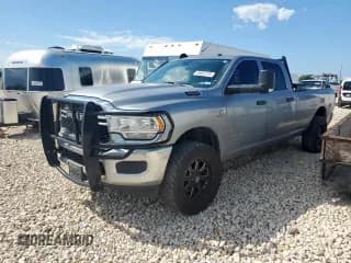 ✅ 2020 Ram 3500 Tradesman • VIN: 3C63R3GL7LG114153 • Lot: 59801215. Wystawiony na Copart z przebiegiem 136 655 mil. Bezpłatny archiwum sprzedaży aukcyjnych z USA i szczegółowy raport historii pojazdu na DreamBid. Zdjęcie 1.