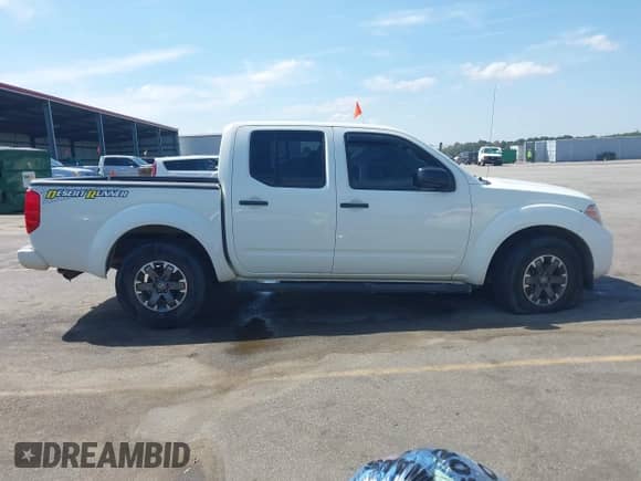 2014 Nissan Frontier Desert Runner z VIN 1N6AD0ER1EN768304, wystawiony jako IAAI lot #43281195 z przebiegiem 115 362 mil mil oraz . Historia ofert i sprzedaży dostępna na DreamBid. Obrazek 14.