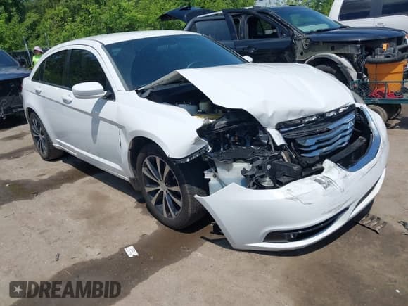 ✅ 2014 Chrysler 200 Touring • VIN: 1C3CCBBG9EN152089 • Lot: 42225265. Wystawiony na IAAI z przebiegiem 128 625 mil. Bezpłatny archiwum sprzedaży aukcyjnych z USA i szczegółowy raport historii pojazdu na DreamBid. Zdjęcie 1.