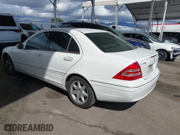 ✅ 2004 Mercedes-Benz C 240 • VIN: WDBRF61JX4A628520 • Lot: 41788831. Wystawiony na IAAI z przebiegiem 201 151 mil. Bezpłatny archiwum sprzedaży aukcyjnych z USA i szczegółowy raport historii pojazdu na DreamBid. Zdjęcie 3.